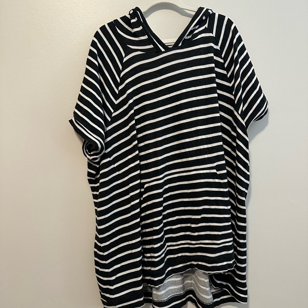 Striped Black and White Hooded T-Shirt Size 26/28